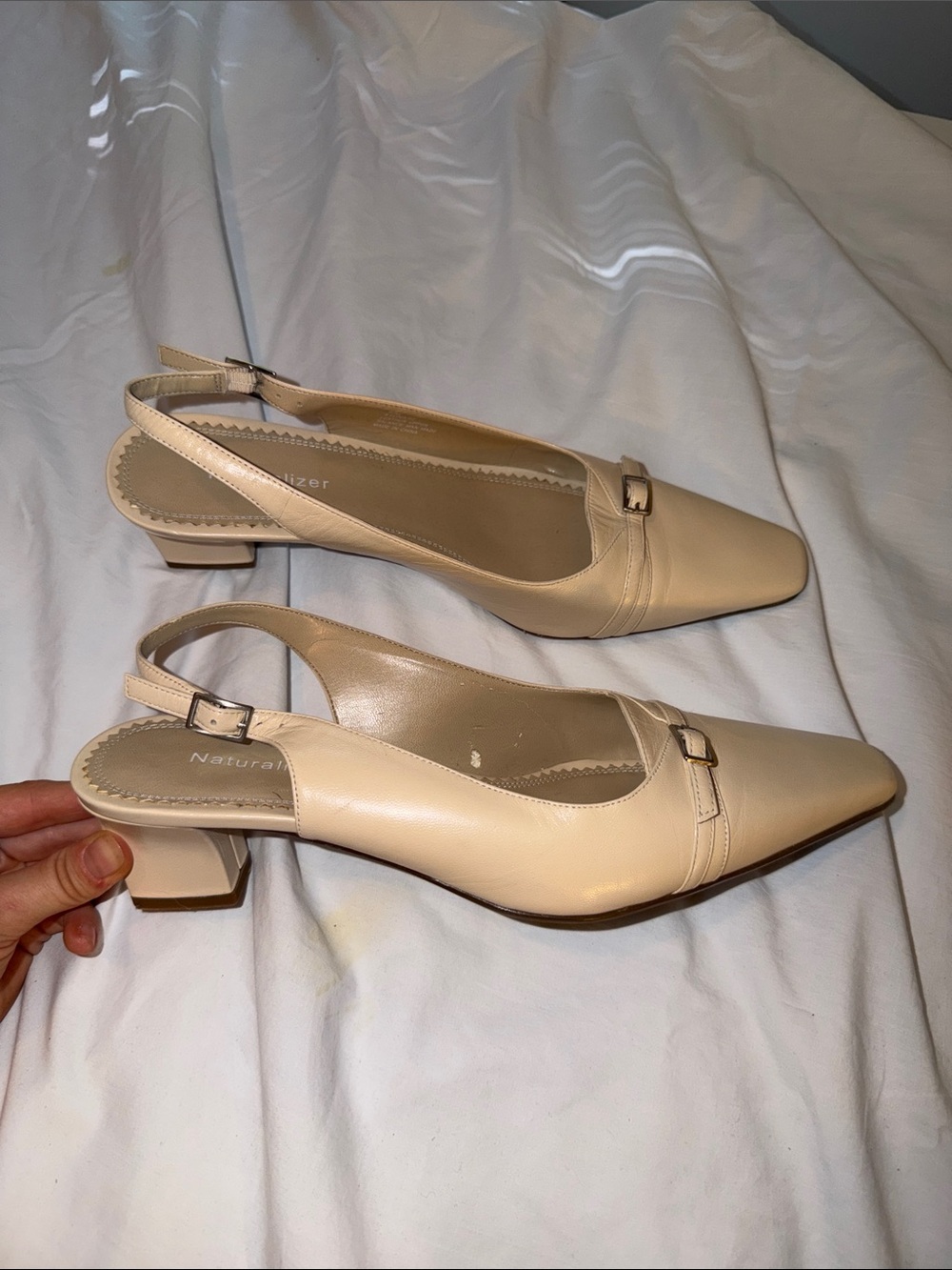 Women’s 9 Naturalizer Cream Slingback Pointed Toe Low Block Heel Mules